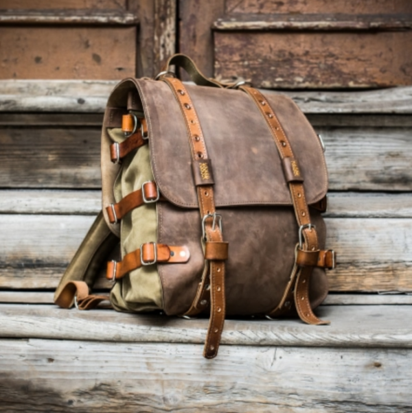 Rucksack dengan Aksen Tali Kulit Bergaya Rustik